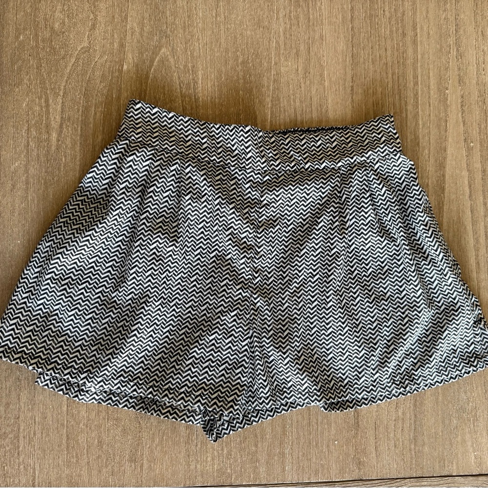 American Eagle Pleated Black White Chevron Print Elastic Waist Shorts Sz Medium